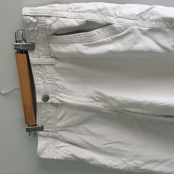 G.H. Bass & Co. Men's Flat Front Shorts - Light Gray - Picture 4 of 12